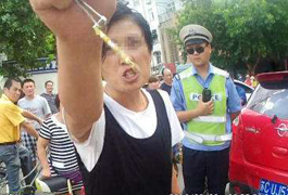 不滿(mǎn)執法女子撕咬交警 執法記錄儀還原真相