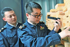 執法記錄儀出現在海關(guān)查驗關(guān)員手里